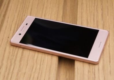 Разопаковане на Sony Xperia X: нов цветен дизайн на кутията (видео)